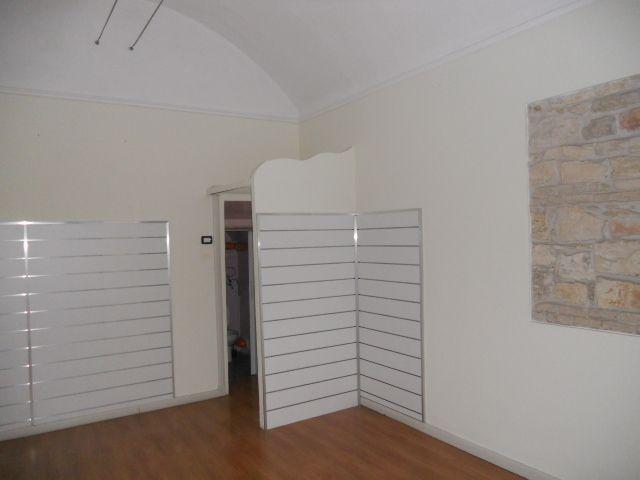 1629 - LOCALE AFFITTO ANCONA ZONA CENTRO - € 580 4