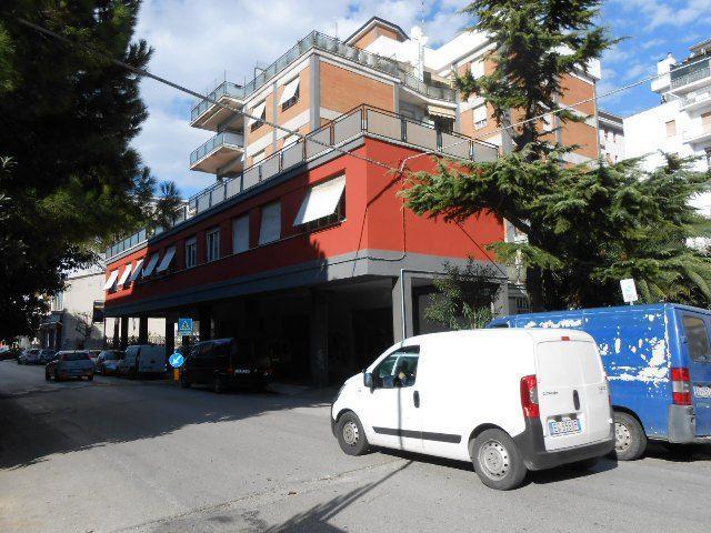 3249 - LOCALE VENDITA ANCONA ZONA VALLEMIANO - € 230.000 3