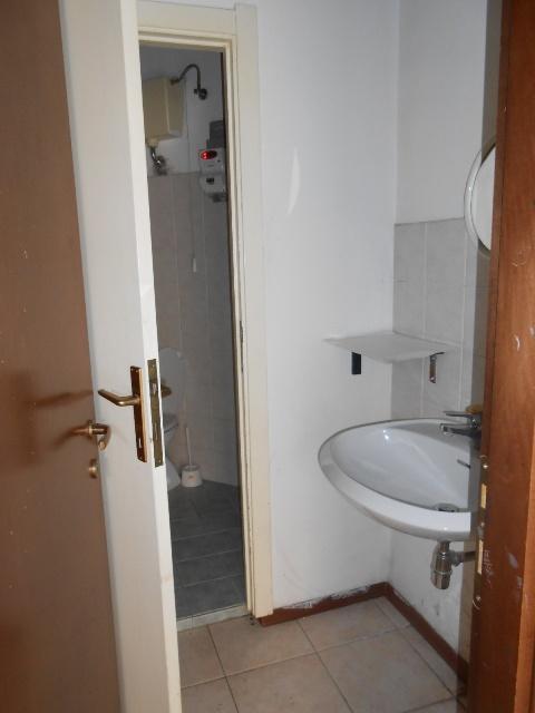 3624 - LOCALE VENDITA ANCONA ZONA PIANO - € 65.000 2