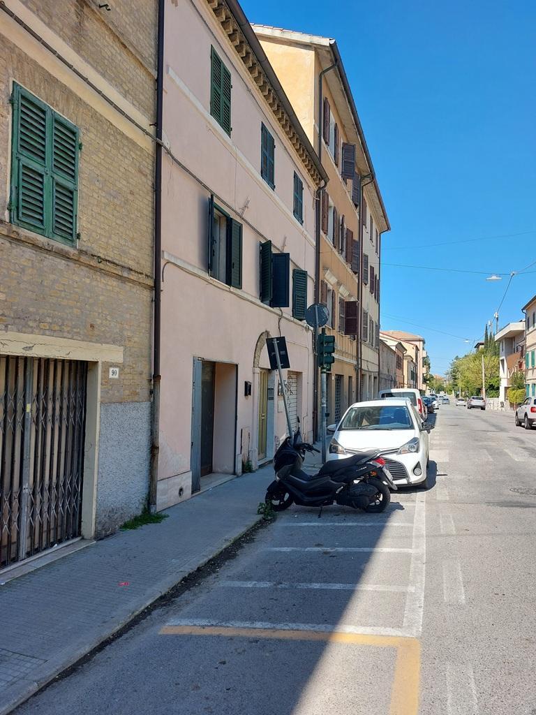 4237 - LOCALE VENDITA ANCONA ZONA GRAZIE - € 72.000 2