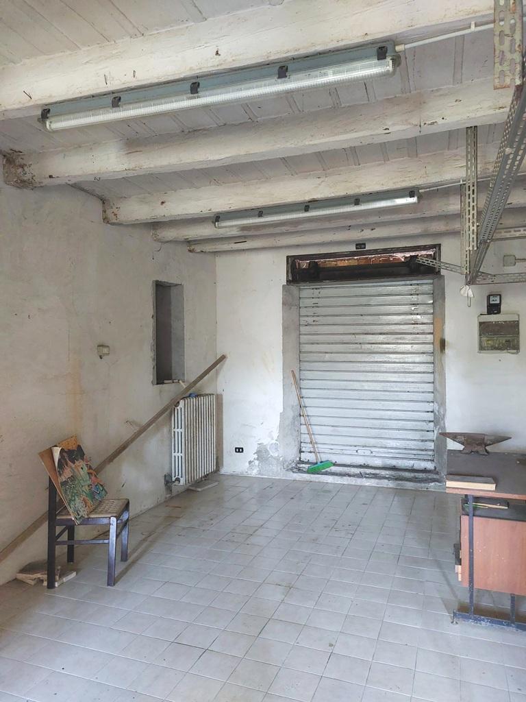 4237 - LOCALE VENDITA ANCONA ZONA GRAZIE - € 72.000 5
